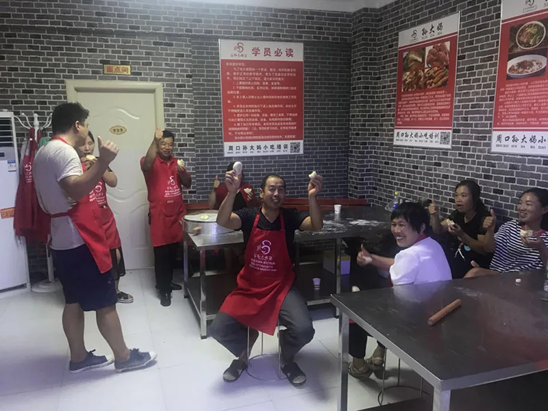 学员在品尝小吃成品